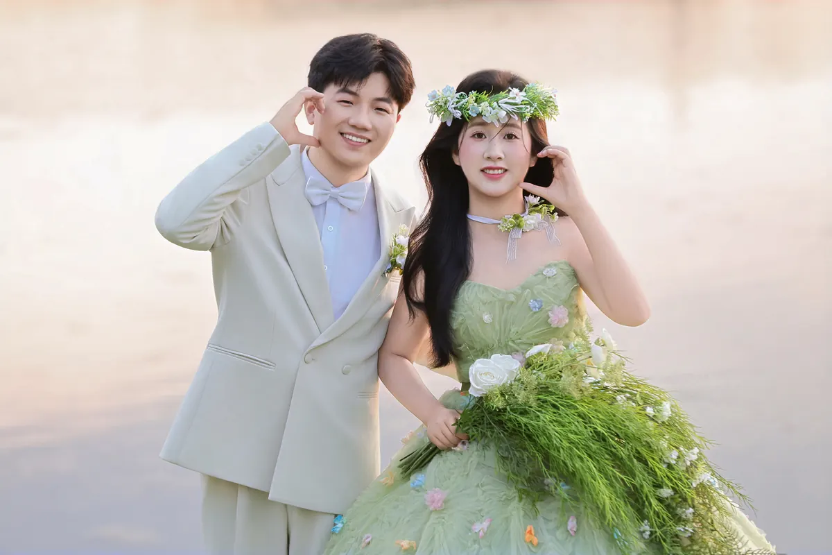 新人森系草地婚纱照