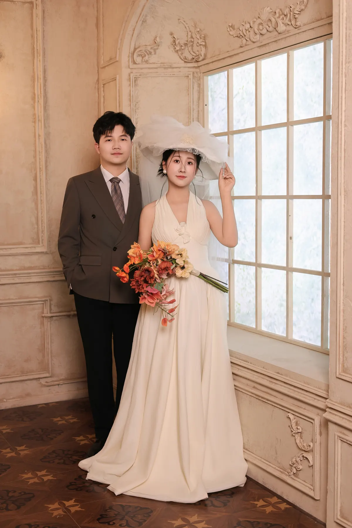新人在窗边的暖棕复古婚纱照